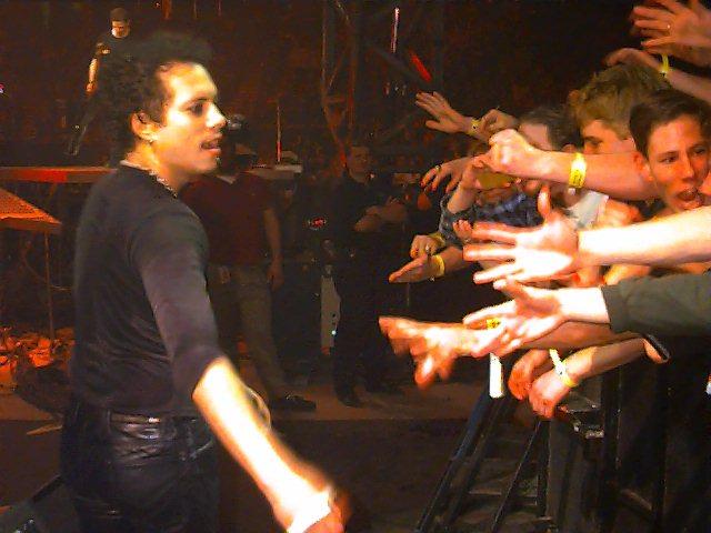 Photo gallery from the gig in Moline, IL shot on February 5, 1997